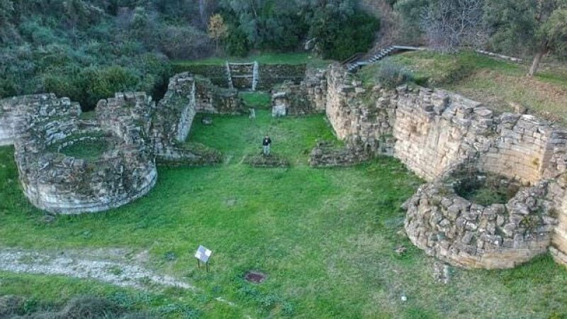 a9b2c104 c4f0 4907 acdf 4053b17555a6 e1712569092782 c8efd0e9 - “Scavare Radici”, al via la mostra alla scoperta di Castiglione di Paludi - 1 “Scavare Radici”, al via la mostra alla scoperta di Castiglione di Paludi