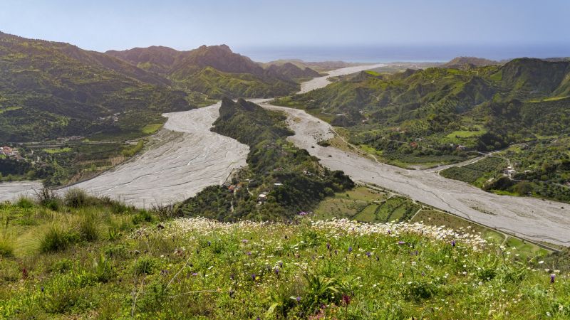 Foto Rocca di Lupo c9bdabc8 - Gente in Aspromonte: l'escursione sulla Rocca del Lupo e nella vallata dell'Amendolea - 1 Gente in Aspromonte: l’escursione sulla Rocca del Lupo e nella vallata dell’Amendolea
