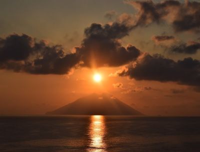 I tramonti di Ulisse, la magia del bacio del sole sullo Stromboli