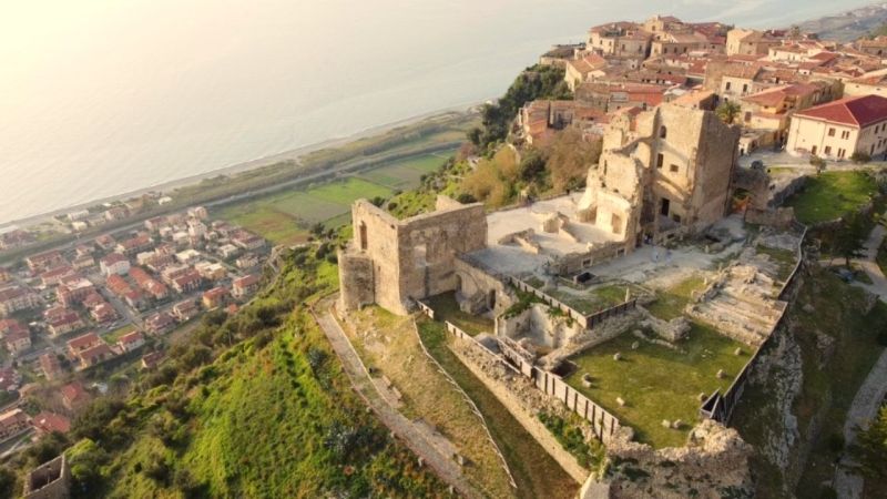 Rai, “Viaggio nella bellezza”: l’impresa artistica di Salvatore Fiume a Fiumefreddo