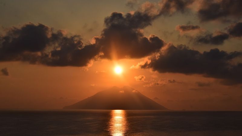 tramonto su stromboli cdb4f651 - I tramonti di Ulisse, la magia del bacio del sole sullo Stromboli - 1 I tramonti di Ulisse, la magia del bacio del sole sullo Stromboli
