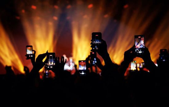 Fans Debate When Filming a Concert on the Phone Goes Too Far ce7287e2 - Meraviglie di Calabria - 3