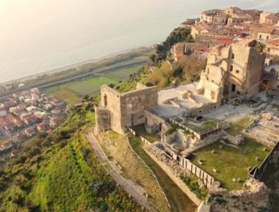 Rai, “Viaggio nella bellezza”: l’impresa artistica di Salvatore Fiume a Fiumefreddo