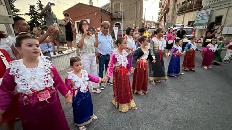 vakarici 3 d16348bd - Vakarici, borgo invaso nella rassegna costume arbëreshe (FOTO) - 1 Vakarici, borgo invaso nella rassegna costume arbëreshe (FOTO)