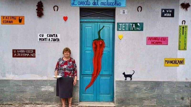 nonna e porta copertina d28e16bb - Disegnare la rinascita, anche il Maestro Antonio La Gamba nel borgo di Mileto - 1 Disegnare la rinascita, anche il Maestro Antonio La Gamba nel borgo di Mileto