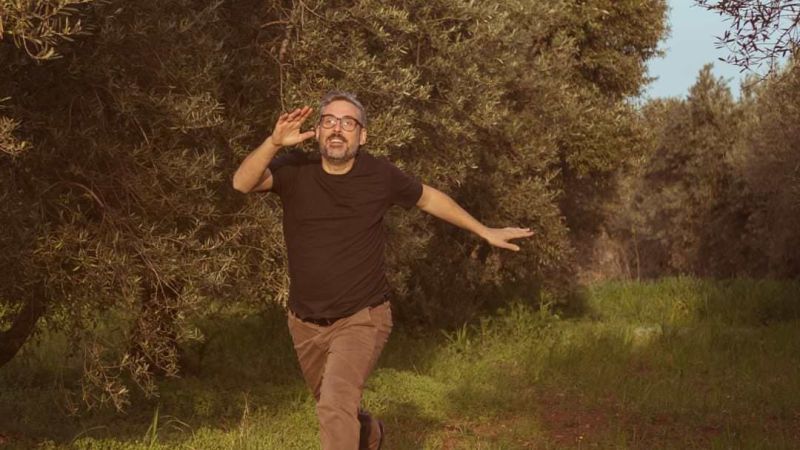 Dario Brunori, “Il tempo delle noci” da oggi in anteprima su RaiPlay