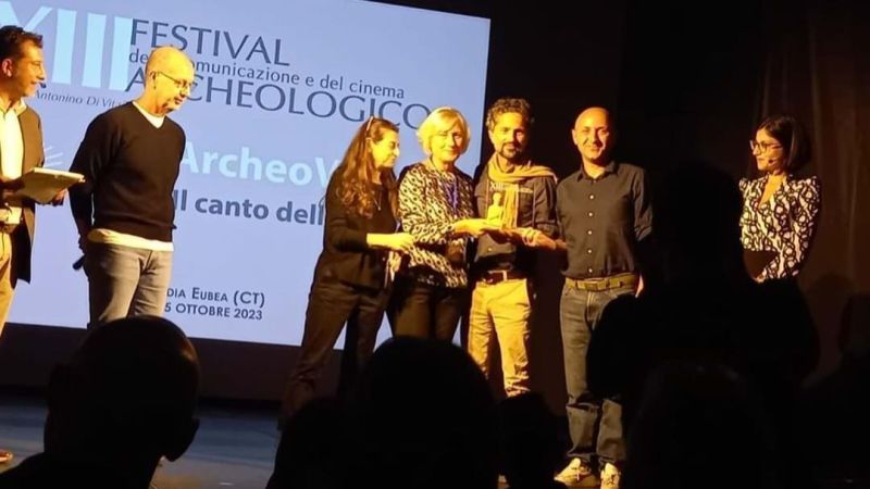 premiazionedue d3e80dbf - Premio ArcheoVisiva: è l'Askos di Strongoli che trionfa al Festival di Licodia Eubea - 1 Premio ArcheoVisiva: è l’Askos di Strongoli che trionfa al Festival di Licodia Eubea