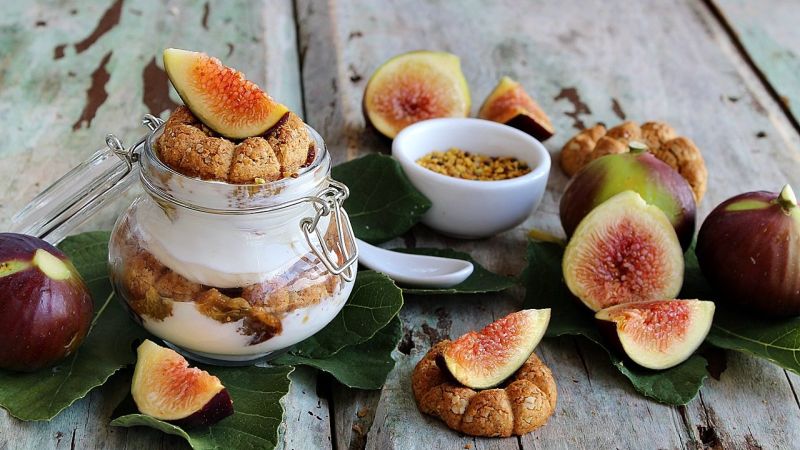 Yogurt greco con fichi biscotti e polline d49eb5ad - Lo yogurt artigianale con fichi dottati e melassa, un dolce che racconta due storie - 1 Lo yogurt artigianale con fichi dottati e melassa, un dolce che racconta due storie