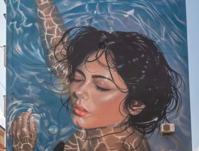 “Oltre il muro del silenzio”, il murale di Mandioh a Cosenza per le donne