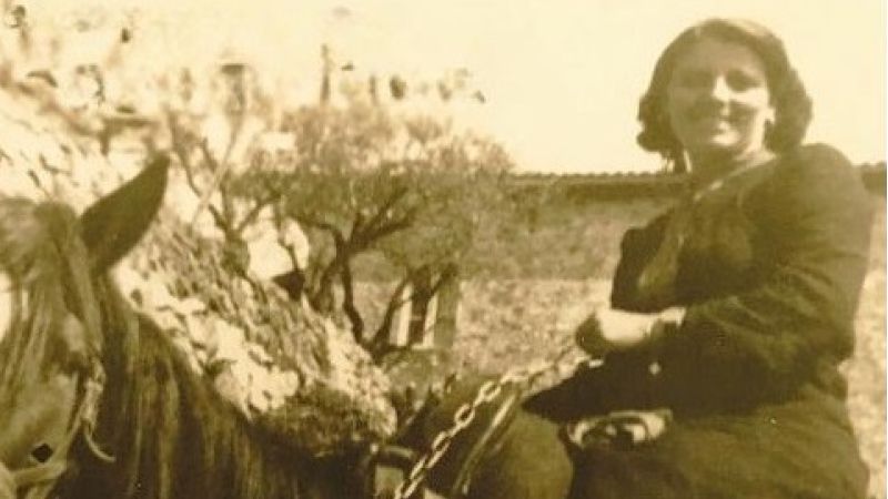 Donna su asino 1 2 d97e7d4d - "Le donne di Maddalena", una questione di libertà - 1 “Le donne di Maddalena”, una questione di libertà
