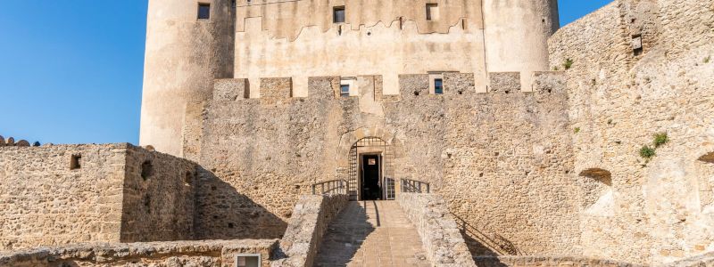Il possente castello sullo sperone di tufo a Santa Severina
