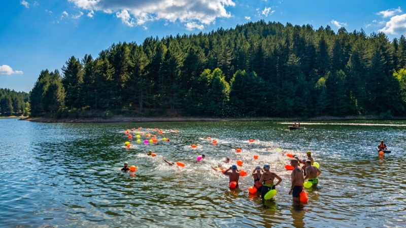 Nuoto in acque libere, 150 atleti si sono sfidati sul Lago Arvo