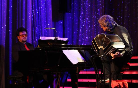 Filippo Arlia al pianoforte e Cesare Chiacchiaretta al bandoneon sul palco del Teatro Sabat di Varsavia in occasione del Premio Gazzetta Italia dc111fec - Meraviglie di Calabria - 1