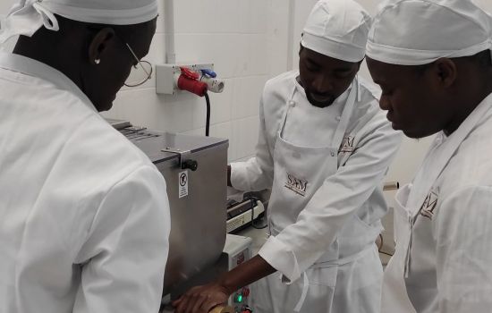 pastificio SAM - Sadia Diaby, Madi Minougouy, Adama Traore al lavoro