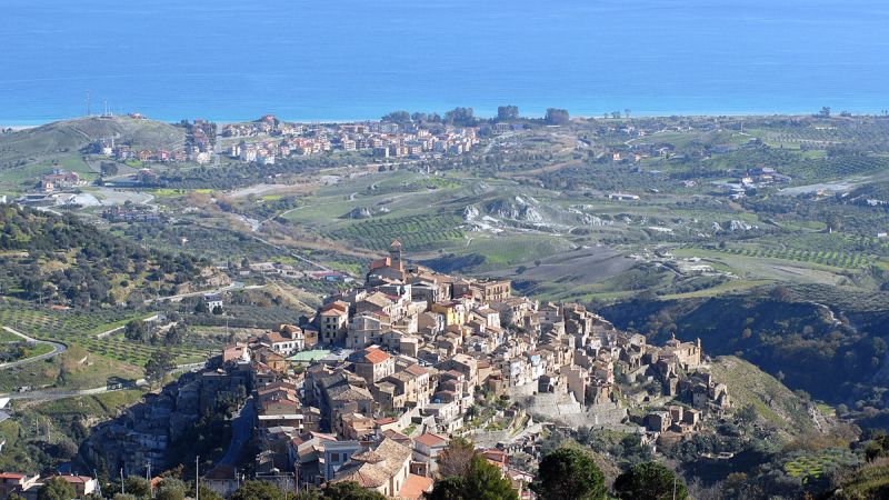 Badolato Borgo e marina e0832c36 - Il luogo delle radici, Badolato diventa lo “spazio della memoria” - 1 Il luogo delle radici, Badolato diventa lo “spazio della memoria”