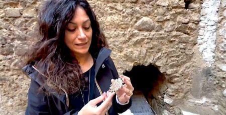 sindaca rosaria succurro con uno dei reperti ritrovati nei conicoli badiali e1706542790379 e434773c - Meraviglie di Calabria - 26
