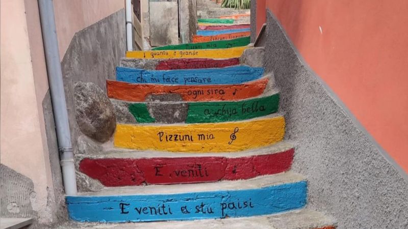 A Pizzoni la scala arcobaleno per celebrare l’identità e combattere lo spopolamento [FOTO]