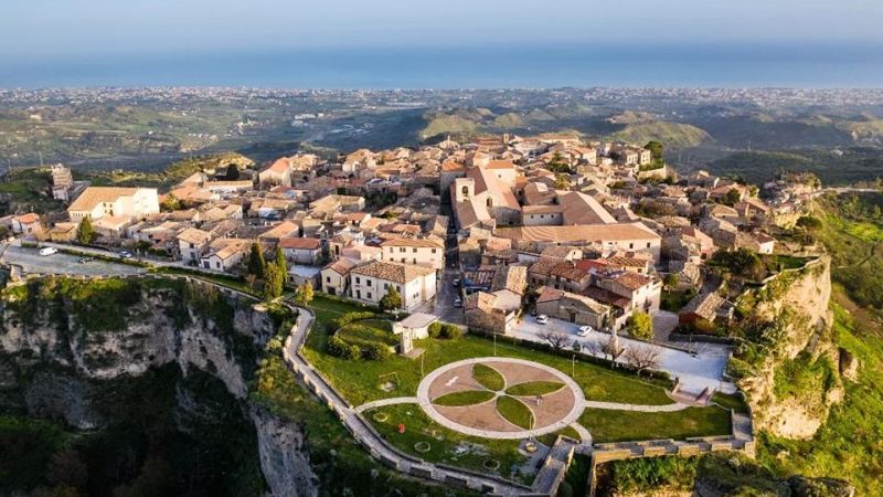 Gerace e990adc5 - Il viaggio dantesco che unisce turismo e cultura fa tappa a Gerace - 1 Il viaggio dantesco che unisce turismo e cultura fa tappa a Gerace
