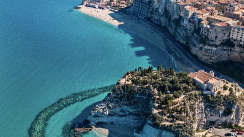 Tropea dallalto evidenza 1 e1712657010259 e9d3a7d5 - Borghi italiani, Tropea tra le mete più cliccate sui social - 1 Borghi italiani, Tropea tra le mete più cliccate sui social
