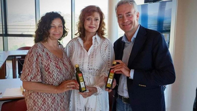 WhatsApp Image 2023 08 03 at 07.58.18 e1691045162524 e966aa62 - Susan Sarandon: «vorrei portare con me tutto l’olio calabrese, mi sa che lo dovete spedire» - 1 Susan Sarandon: «vorrei portare con me tutto l’olio calabrese, mi sa che lo dovete spedire»