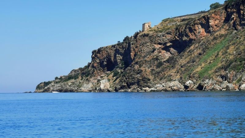 scogliera cetraro lampetia con torre rienzo e919a1ef - Cetraro, il borgo marinaro sulla Riviera dei Cedri (FOTO) - 1 Cetraro, il borgo marinaro sulla Riviera dei Cedri (FOTO)