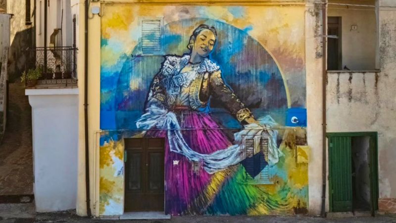 Ylberi, a Santa Sofia d’Epiro il murale che celebra il costume arbëresh