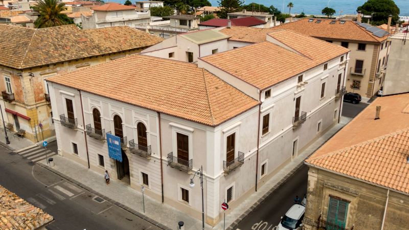 Locri omaggia il designer Alessandro Loschiavo in “Assoluto Quotidiano”