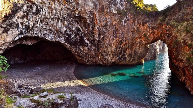 A San Nicola Arcella, il maestoso arco di roccia lambito da un mare turchese