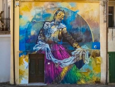 Ylberi, a Santa Sofia d’Epiro il murale che celebra il costume arbëresh