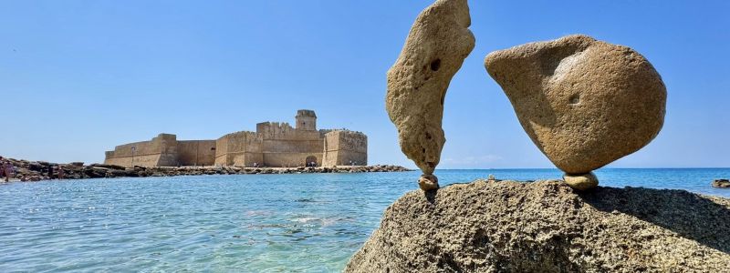 IBIS, l’arte effimera dello stone balancing sulle spiagge dello Jonio
