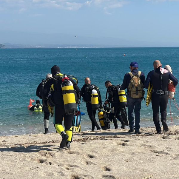 Baia di Soverato, fondali puliti con l’iniziativa di Ambiente Mare Italia