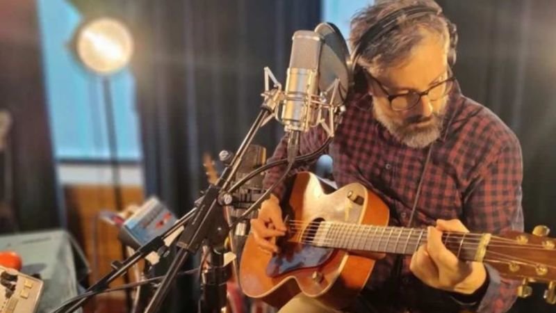 brunori chitarra f509008a - Quel senso di Calabria nella musica d'autore di Brunori Sas - 1 Quel senso di Calabria nella musica d’autore di Brunori Sas