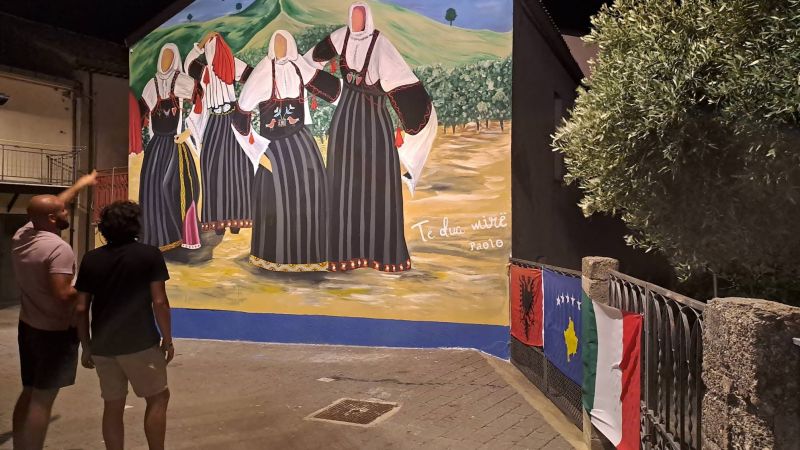 unnamed 3 f57b8059 - Pallagorio, il Murales arbëresh "Vagha me gratë" in onore di Paolo Staltari - 1 Pallagorio, il Murales arbëresh “Vagha me gratë” in onore di Paolo Staltari