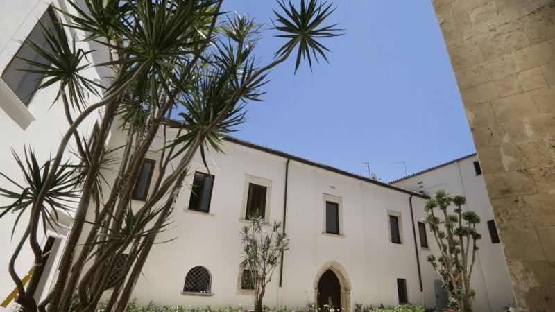 Museo Diocesano e del Codex f659ffc4 - Francobollo per il Codex Purpureus Rossanensis nel decennale UNESCO - 1 Francobollo per il Codex Purpureus Rossanensis nel decennale UNESCO