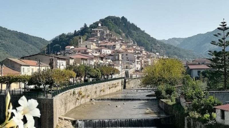 borghi da fiaba i paesini interni visti e rivisti da giovanni renda e1682006993990 f82318ec - “Anacleto e il paese degli asini volanti” la parabola di Giovanni Renda - 1 “Anacleto e il paese degli asini volanti” la parabola di Giovanni Renda