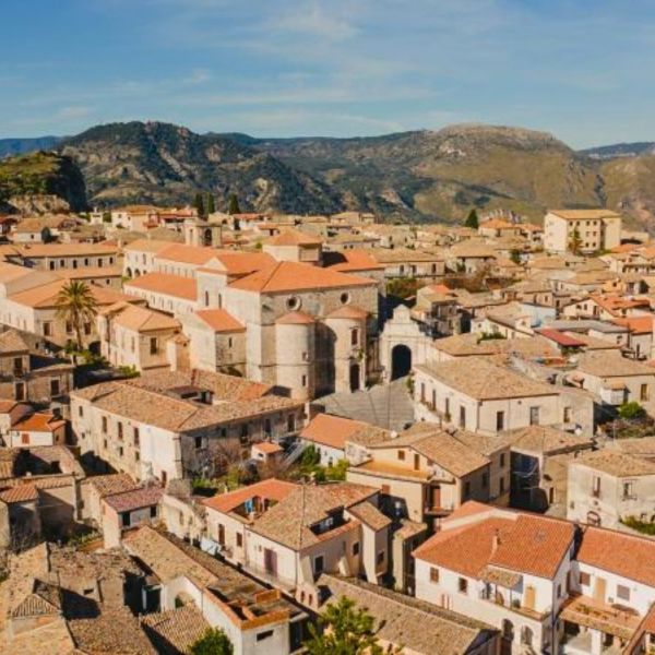 “Una boccata d’arte”, a Gerace il mito dello sparviero Ali Hierax