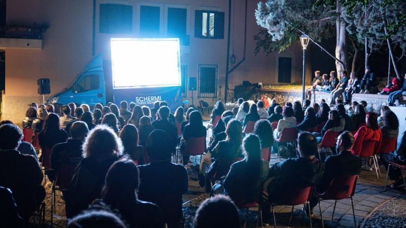 Schermi Cinema Multipiazza 1 f93b3945 - Ritorna Schermi Cinema Multipiazza, la 5ª edizione estesa a 4 regioni - 1 Ritorna Schermi Cinema Multipiazza, la 5ª edizione estesa a 4 regioni