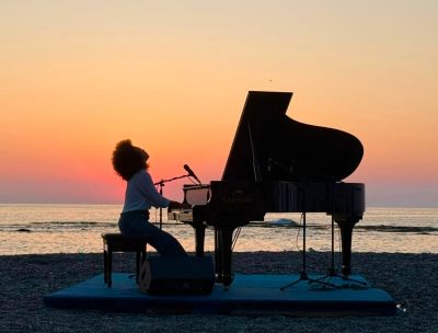La musica all’alba di Jany McPherson apre in Calabria il “Mese dei Bronzi”