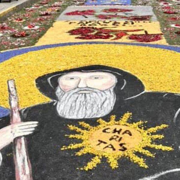 Petilia abbellita dai mille colori dell’Infiorata di San Francesco – VIDEO