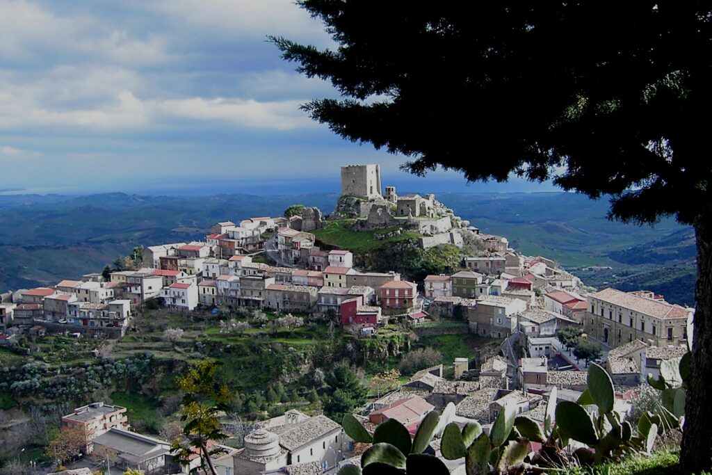 Belcastro copertina - Belcastro, il borgo delle fiabe dipinte - 35 Belcastro copertina - Meraviglie di Calabria - 34