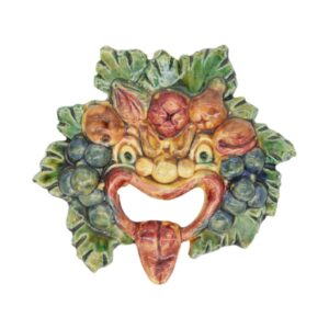 Maschera apotropaica realizzata a mano con foglie verdi