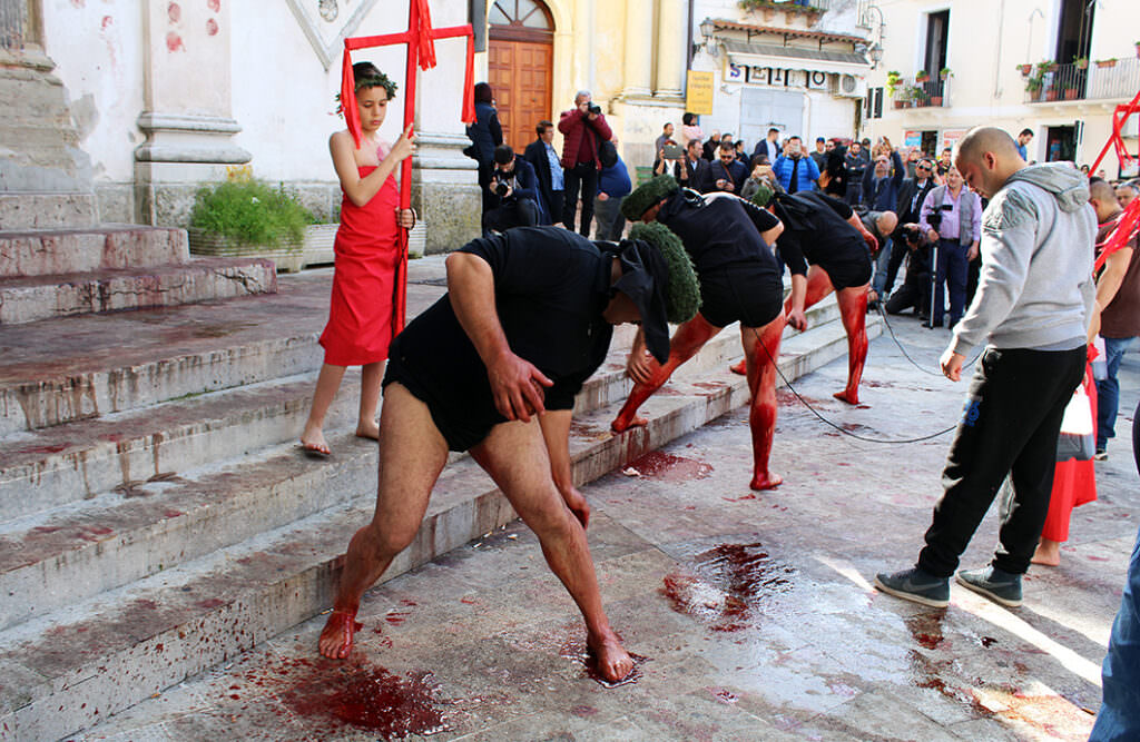 Il rito dei battenti di Nocera Terinese in Calabria i vattienti davanti la Chiesa Madre - Meraviglie di Calabria - 2