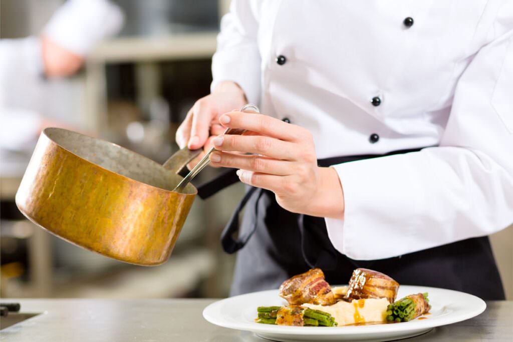 Cuoche in cucina - La cucina calabrese conquista la Svizzera tra le eccellenze del Made in Italy - 2 Cuoche in cucina