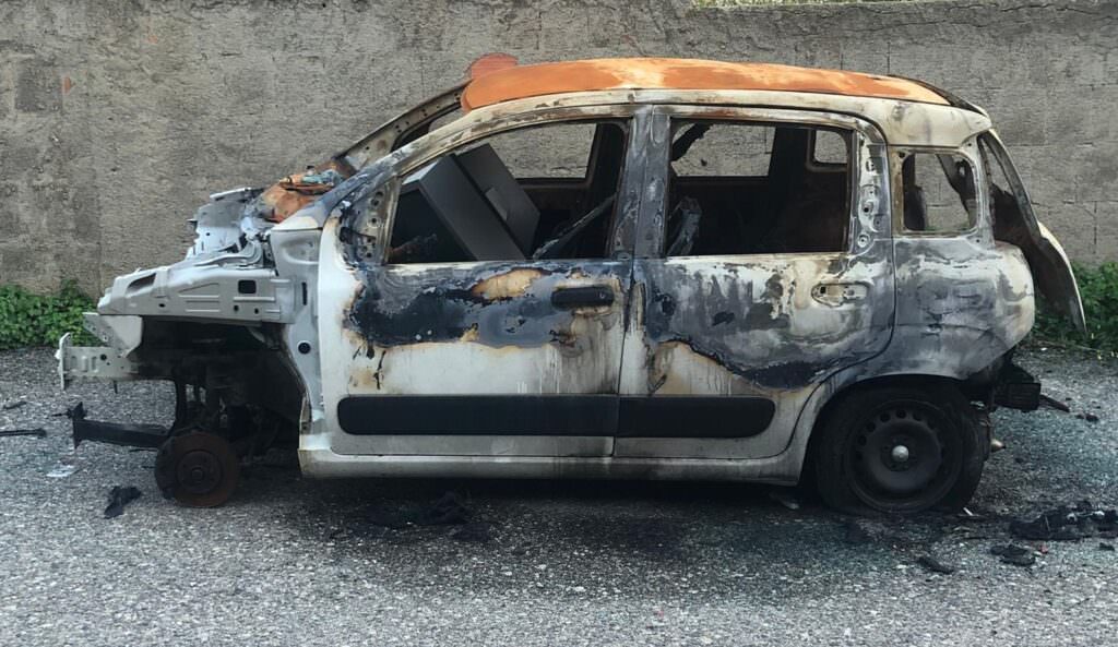 carcassa auto bruciata 1 - 'dal letame nascono i fiori…': l'idea di Noi Ragazzi di Oggi - 5 carcassa auto bruciata 1 - Meraviglie di Calabria - 4