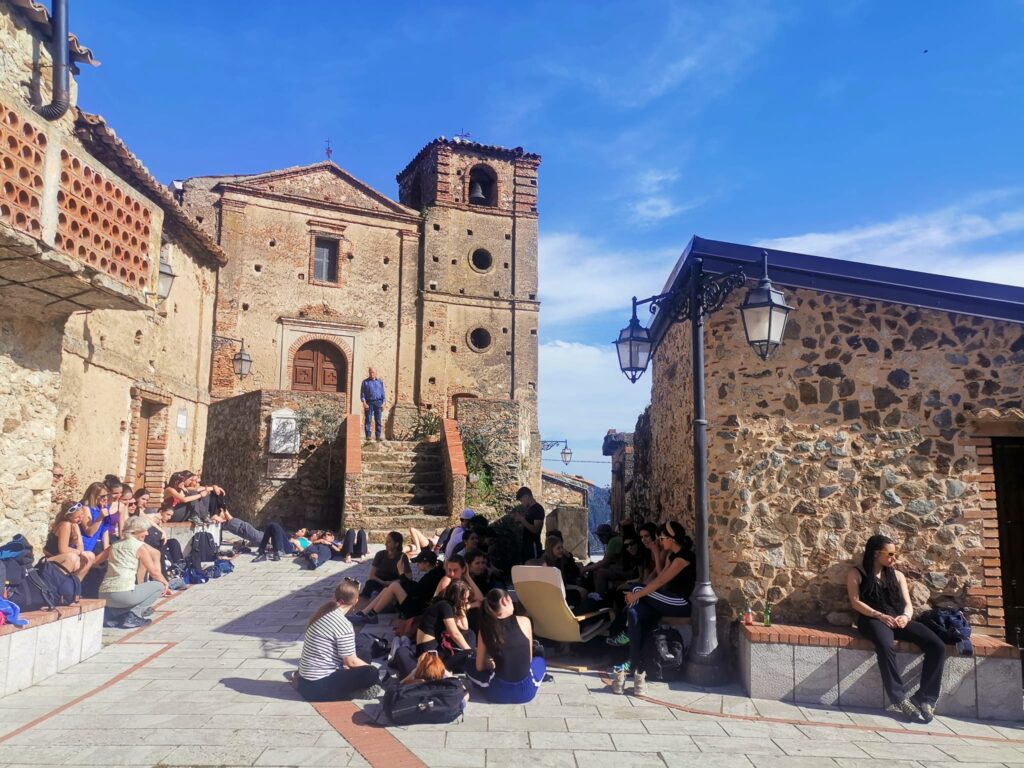 ragazzi in piazza - Da Milano a Gallicianò. Appunti di viaggio di Noemi Evoli - 3 ragazzi in piazza - Meraviglie di Calabria - 2