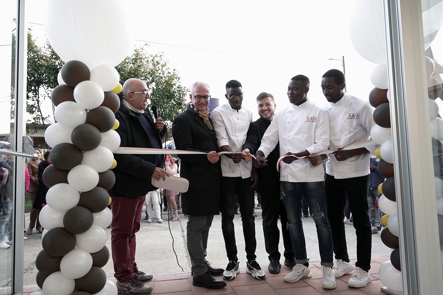 taglio nastro Giovanni Calabrese Orazio Berardi sindaco Mangone Sadia Diaby don Franco Staffa Adama Traore Madi Minougouy - Meraviglie di Calabria - 11