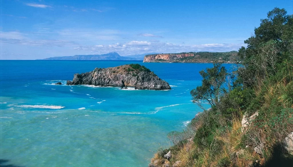 copertina praia a mare - "La casa in fiamme”, i primi ciak del film tra Praia e San Nicola Arcella - 2 Isola di Dino