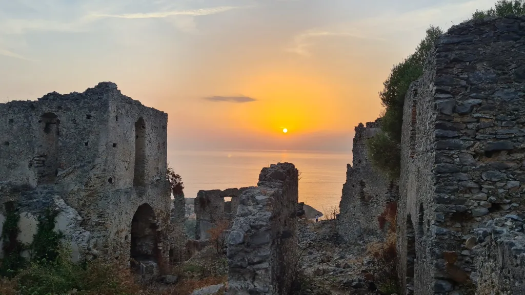 ruderi al tramonto - Diamante bandiera blu, ma terra di arte e di peperoncino - 21 ruderi al tramonto - Meraviglie di Calabria - 20
