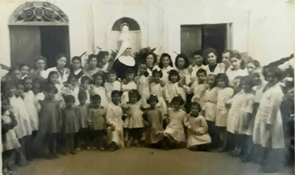 Bambine dellasilo con ricamatrici Collegio Gesu - Teresa Siciliani Pometti, la donna che fece grandi meraviglie a Cirò - 7 Bambine dellasilo con ricamatrici Collegio Gesu - Meraviglie di Calabria - 6