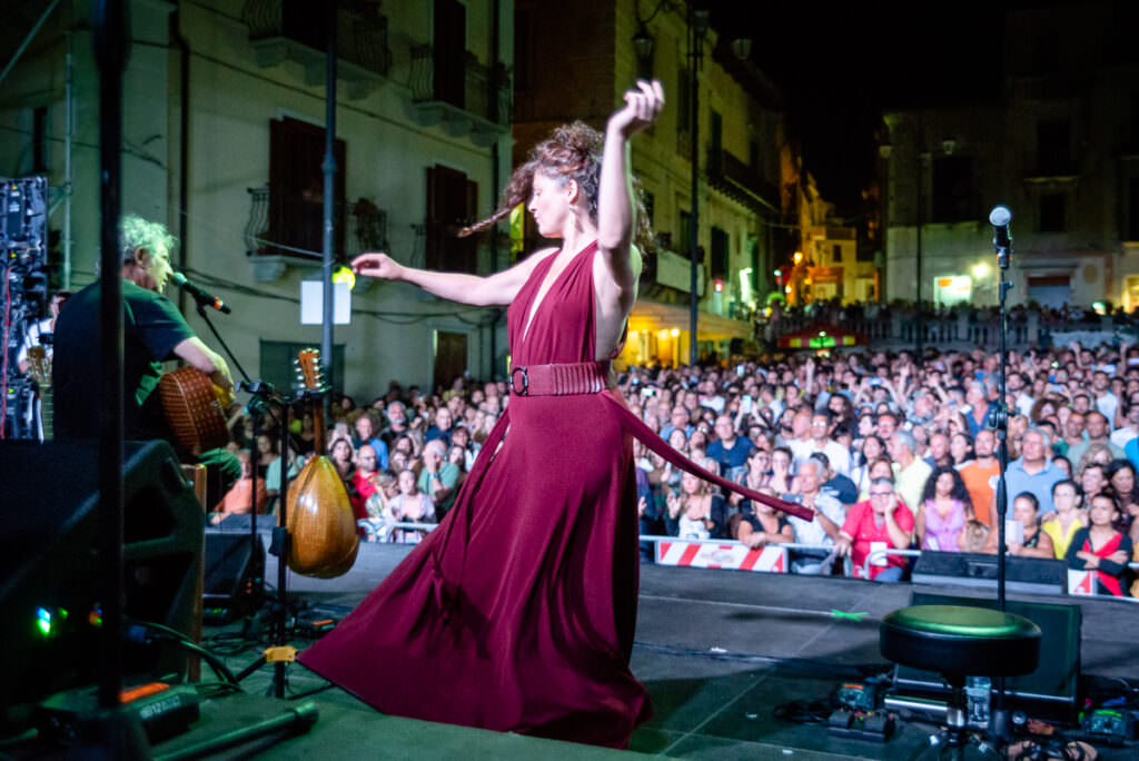 302802632 501917991935973 4583254002690576234 n - Ritorna il «Kaulonia tarantella festival»: musica, tradizione e temi sociali - 5 302802632 501917991935973 4583254002690576234 n - Meraviglie di Calabria - 4